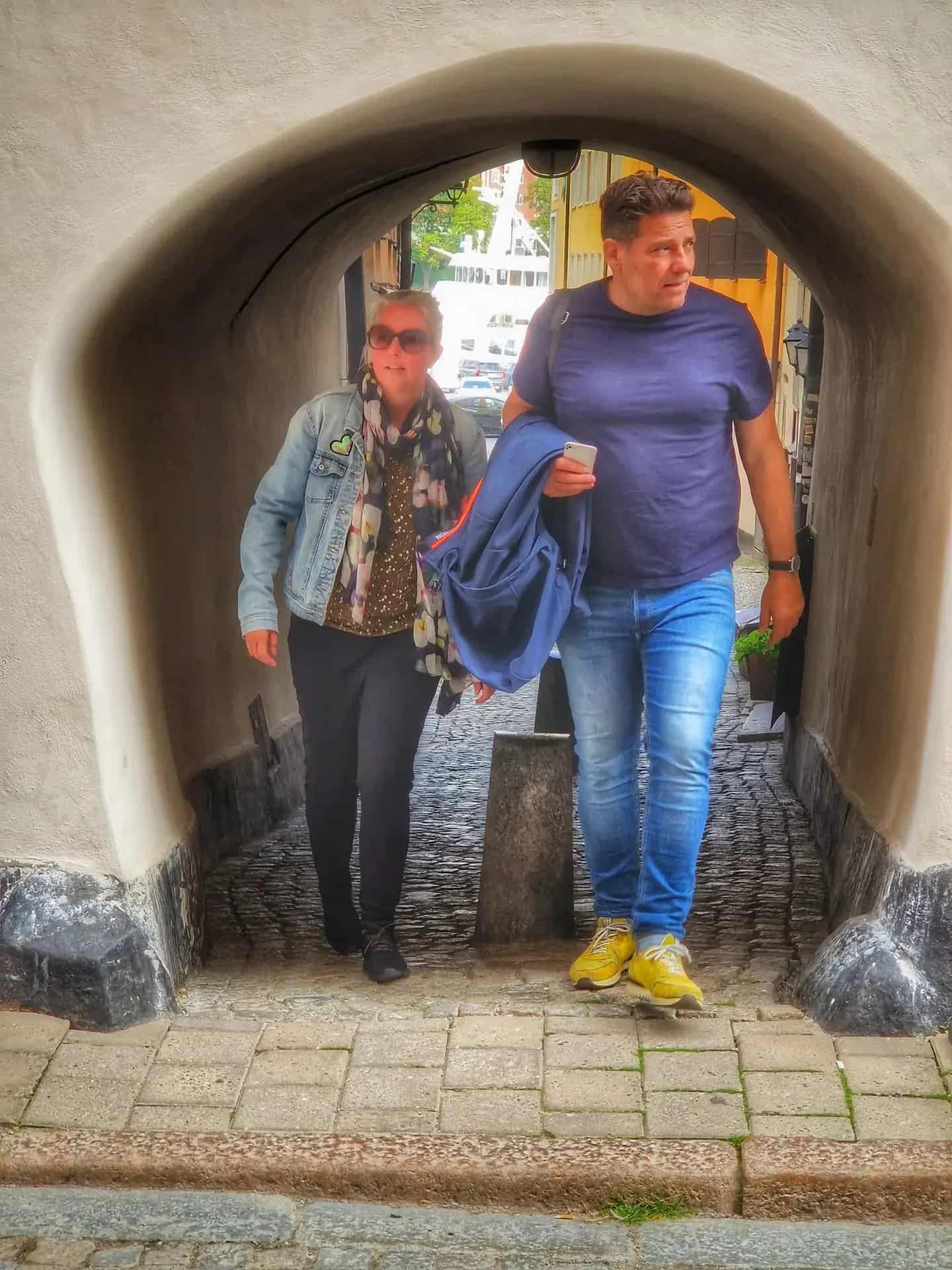 Två personer går genom en tunnel