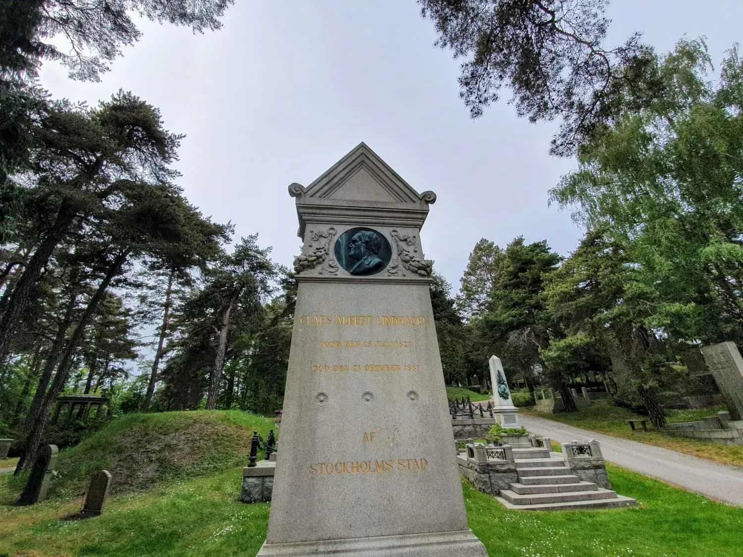 Gravestone in cemetery with the text "City of Stockholm". Trees in the background