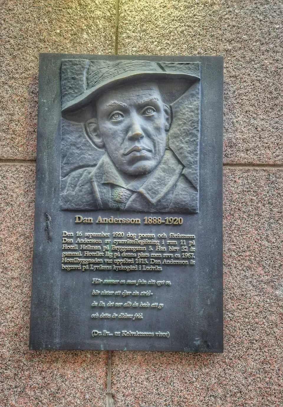 Bronze plaque: Dan Andersson's relief portrait and text on the wall
