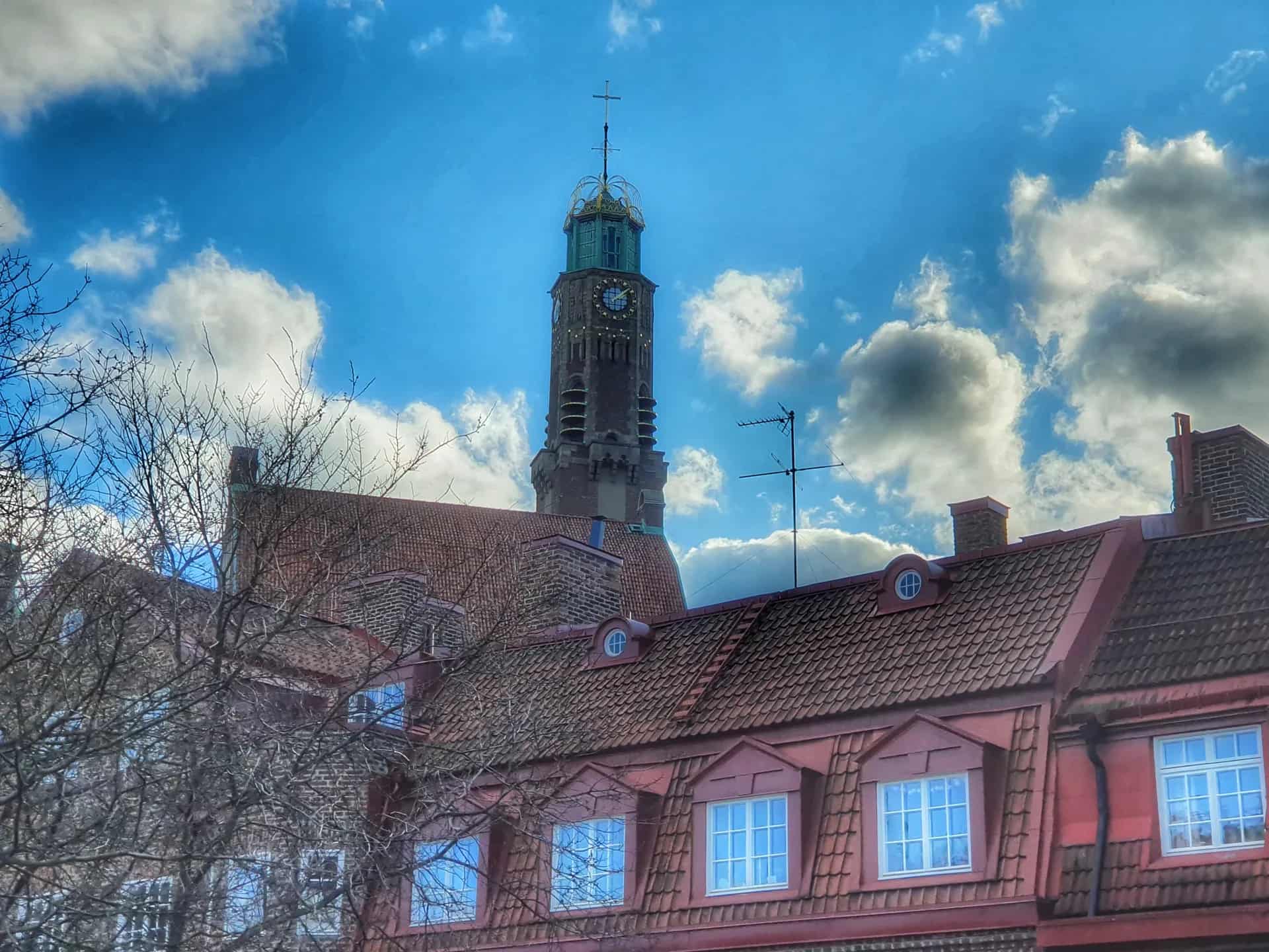 Engelbrektskyrkan mot blå himmel