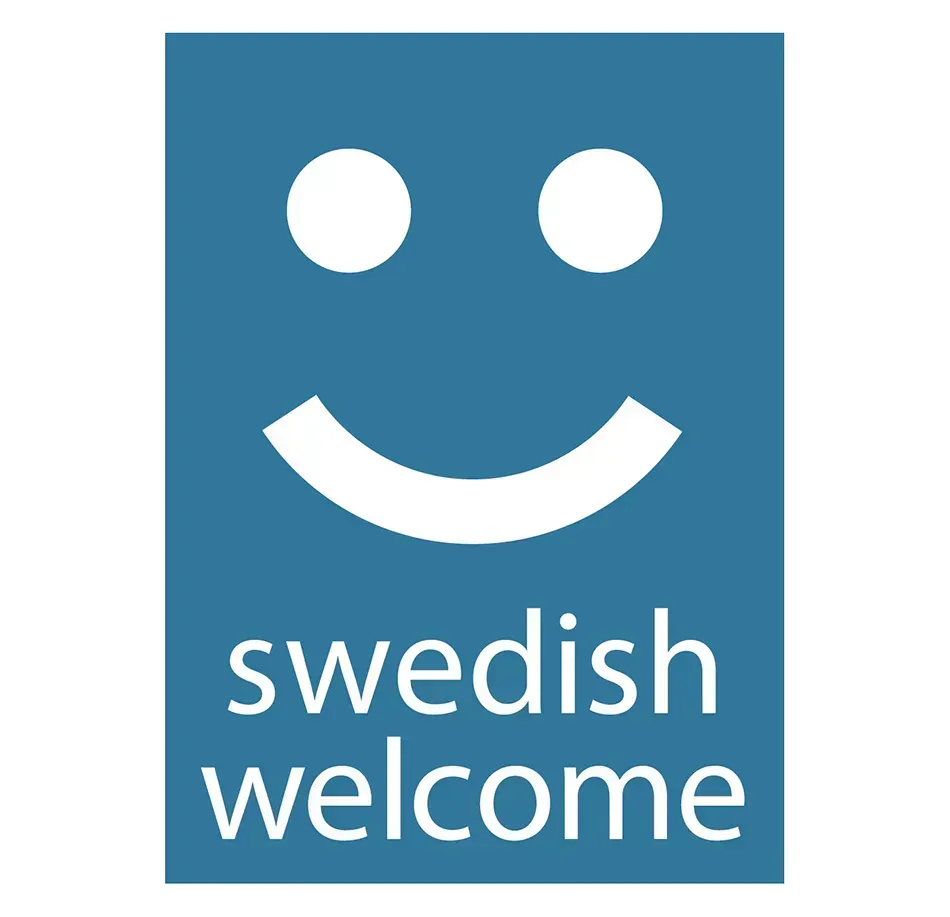 Blå rektangel med text "swedish welcome" och vitt leende-ansikte ovanför